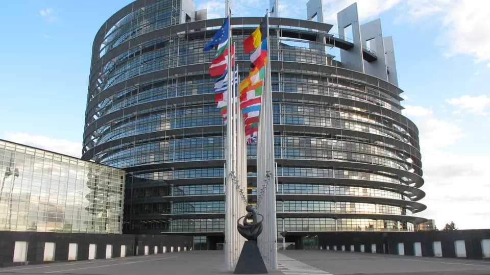 Perchezitii la birourile Parlamentului European si acasa unui angajat, legatura cu Rusia.