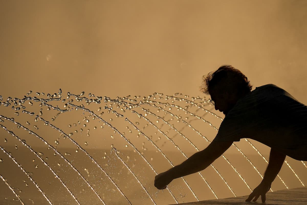 Val de căldură și disconfort termic în majoritatea țării până marți. Prognoza meteo pentru București și zonele unde va ploua.