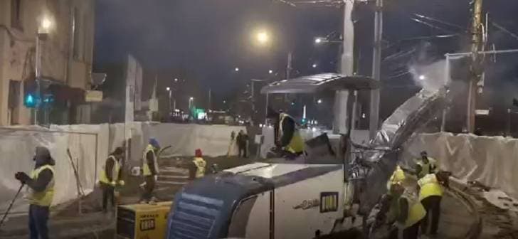 Muncitorii scot cu forta curiosii de la santierul din Timisoara