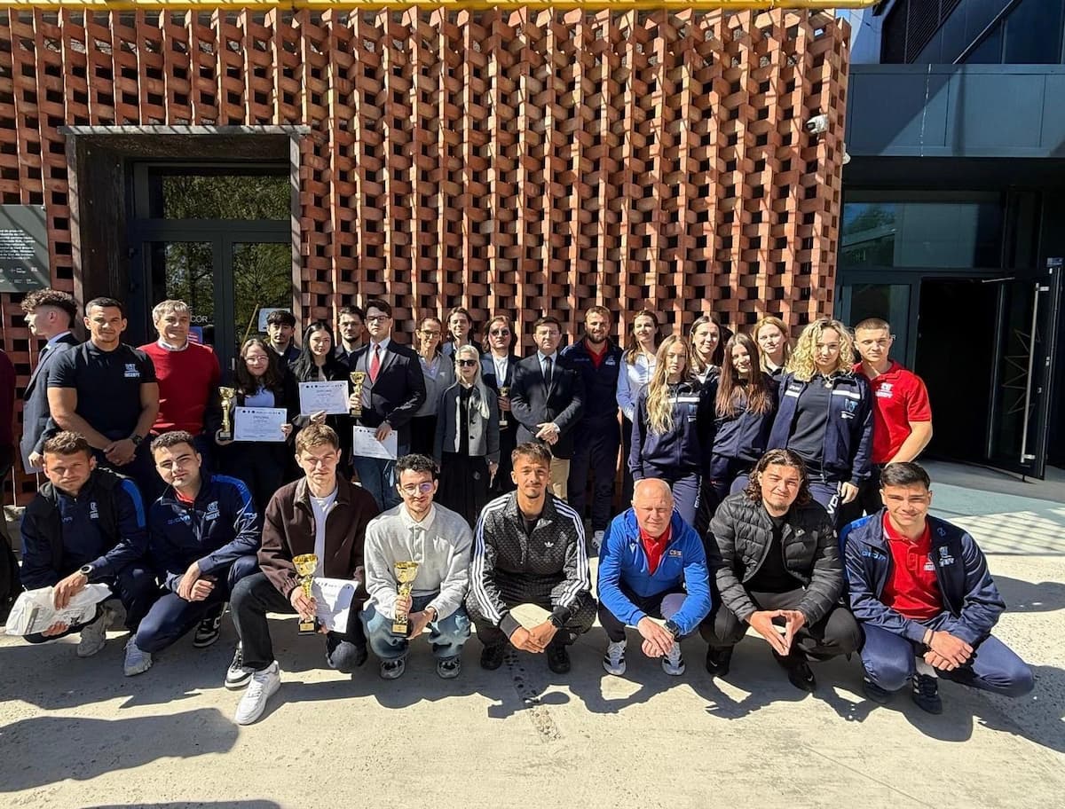 Studenți în echipament sportiv și robe academice la competiție Studenți în echipament sportiv și robe academice la competiție