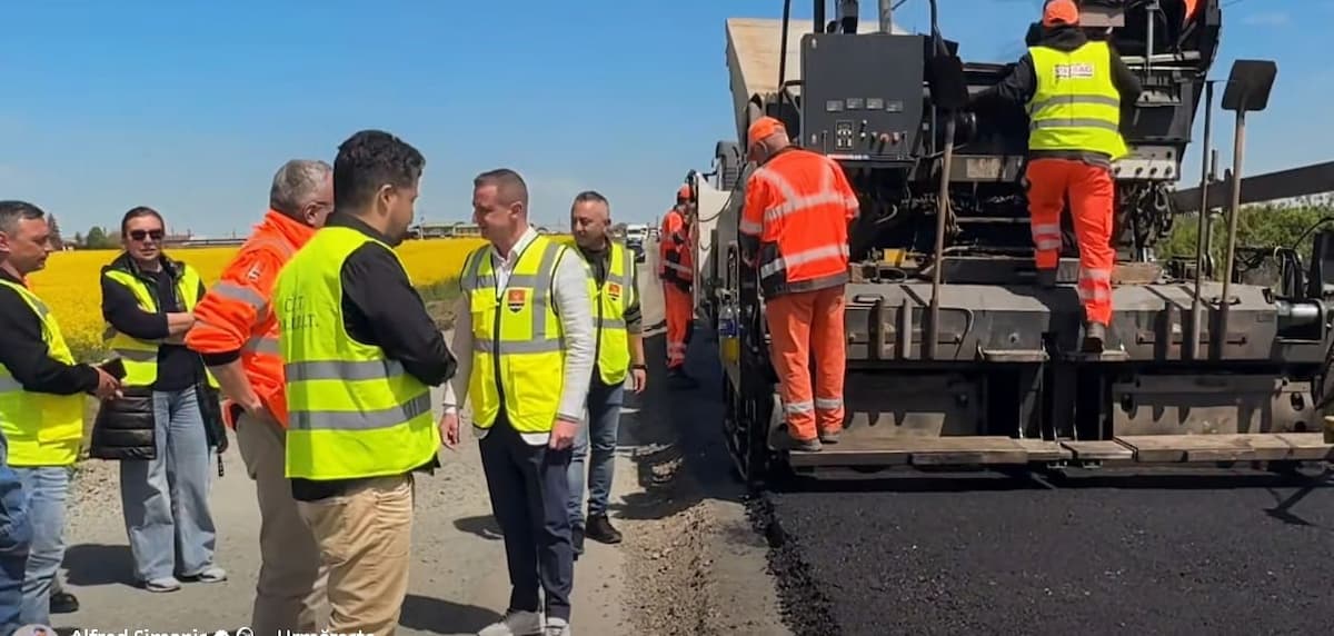 Constructor turnând asfalt pe DJ 691 în Timiș Constructor turnând asfalt pe DJ 691 în Timiș