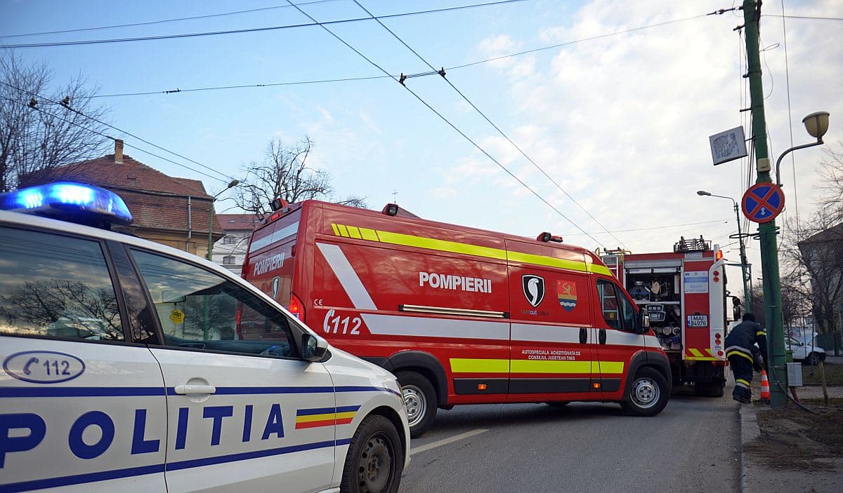 Impact între tramvai și autoturism pe strada Coriolan Brediceanu, Timișoara Impact între tramvai și autoturism pe strada Coriolan Brediceanu, Timișoara