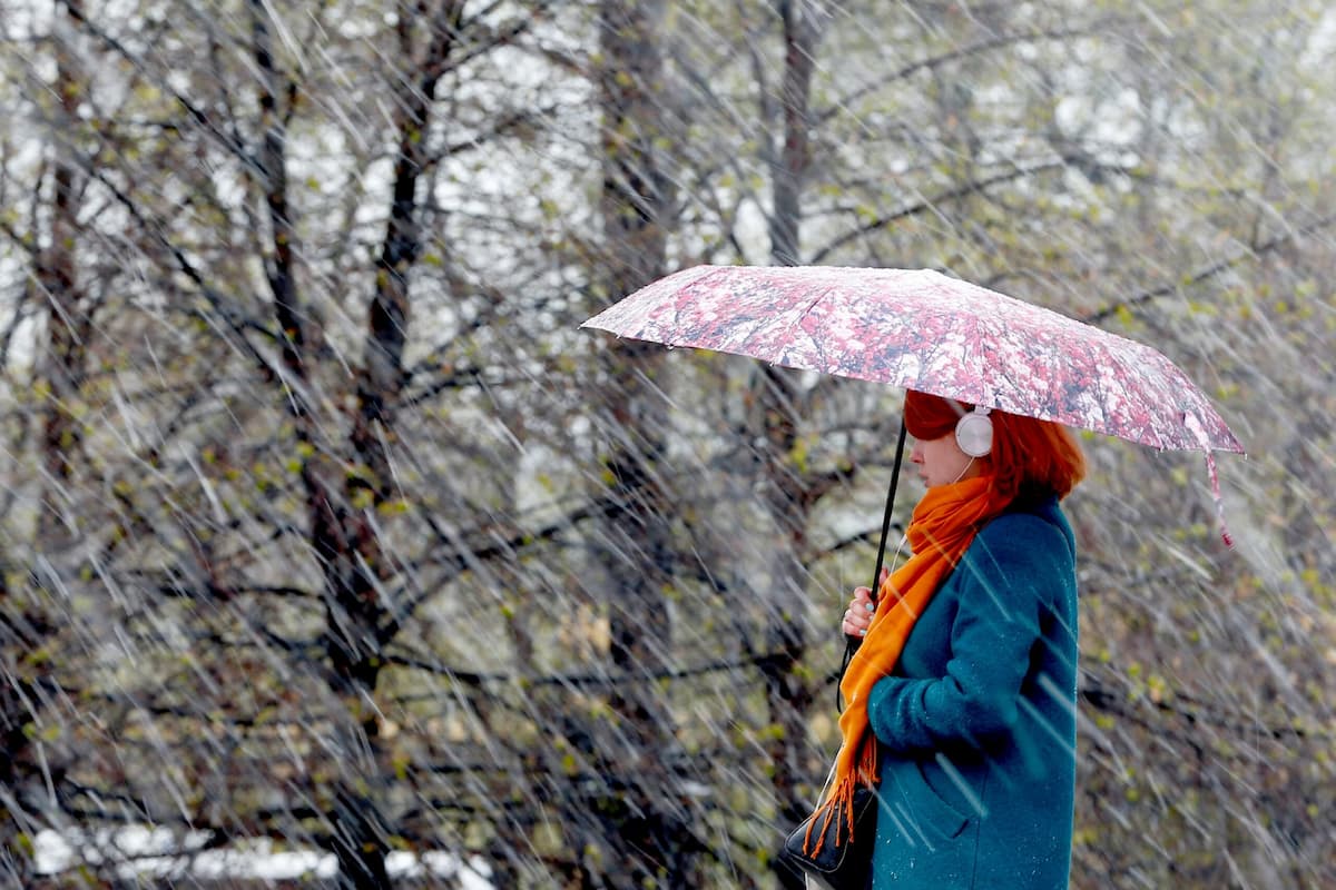 Vremea se răcește în toată țara, iar ploile se transformă treptat în lapoviță și ninsoare Vremea se răcește în toată țara, iar ploile se transformă treptat în lapoviță și ninsoare